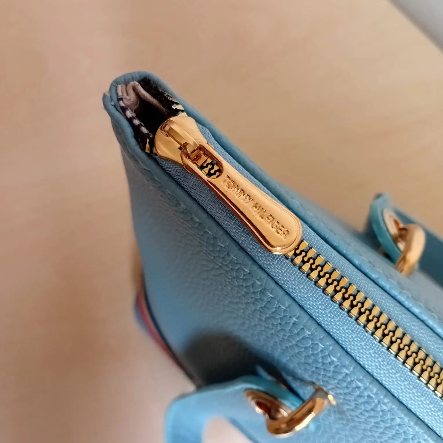 Tommy Hilfiger Handbag L- 16693 Medium