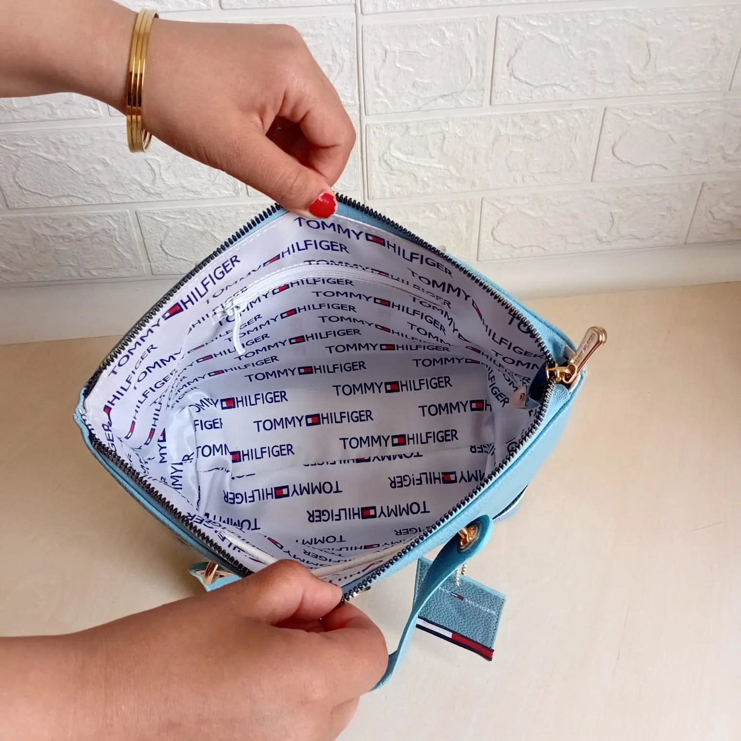 Tommy Hilfiger Handbag L- 16693 Medium