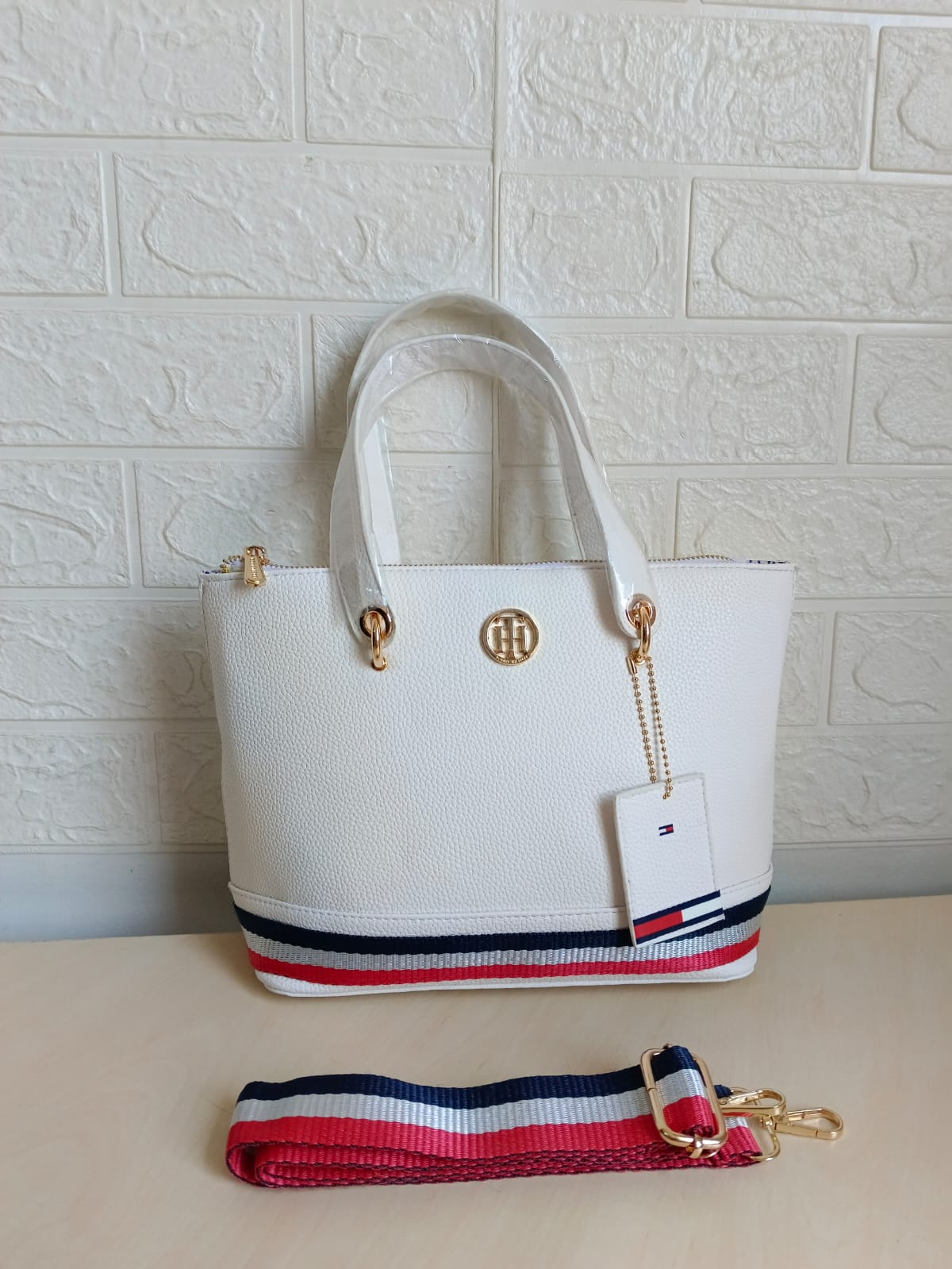 Tommy Hilfiger Handbag L- 16693 Medium
