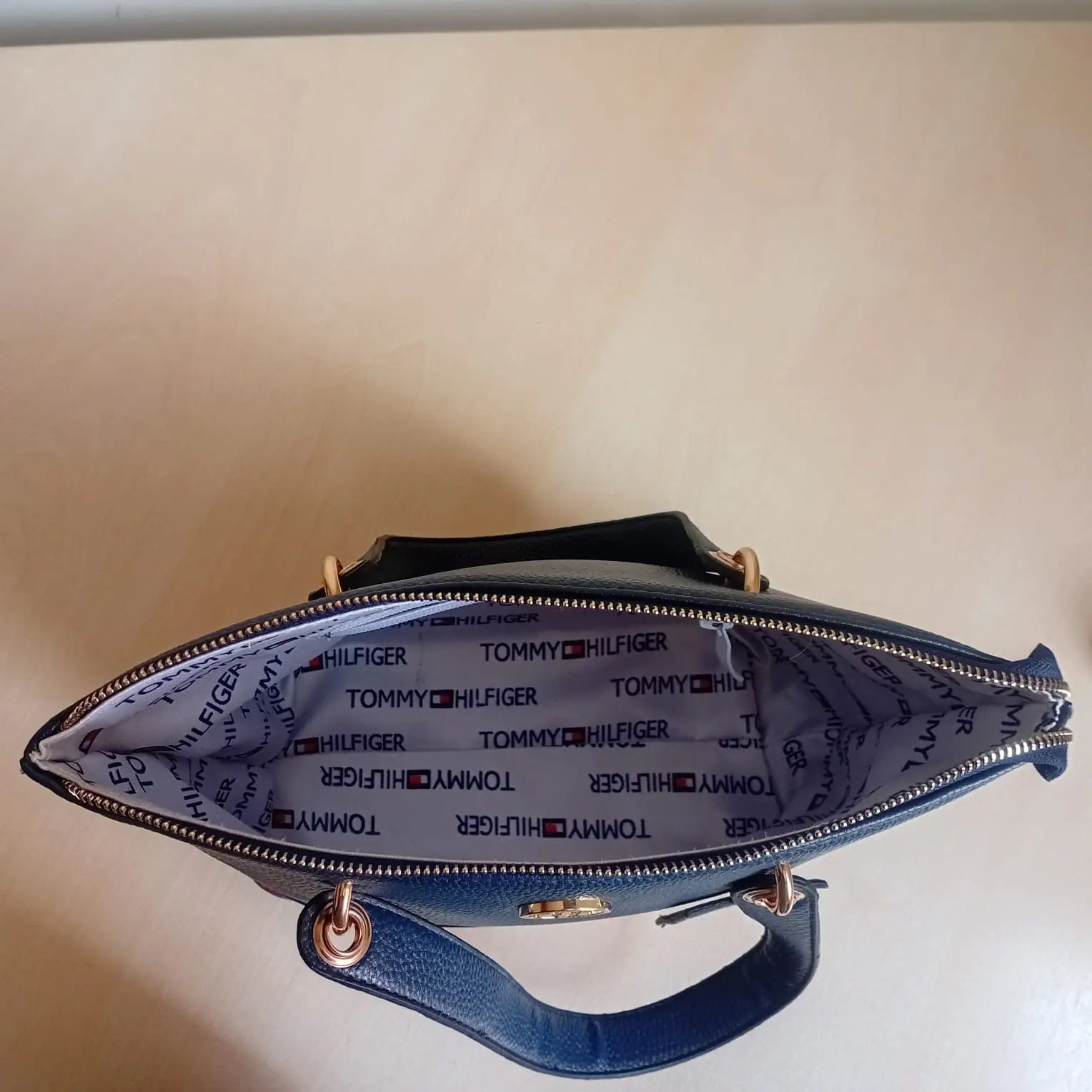 Tommy Hilfiger Handbag L- 16693 Medium