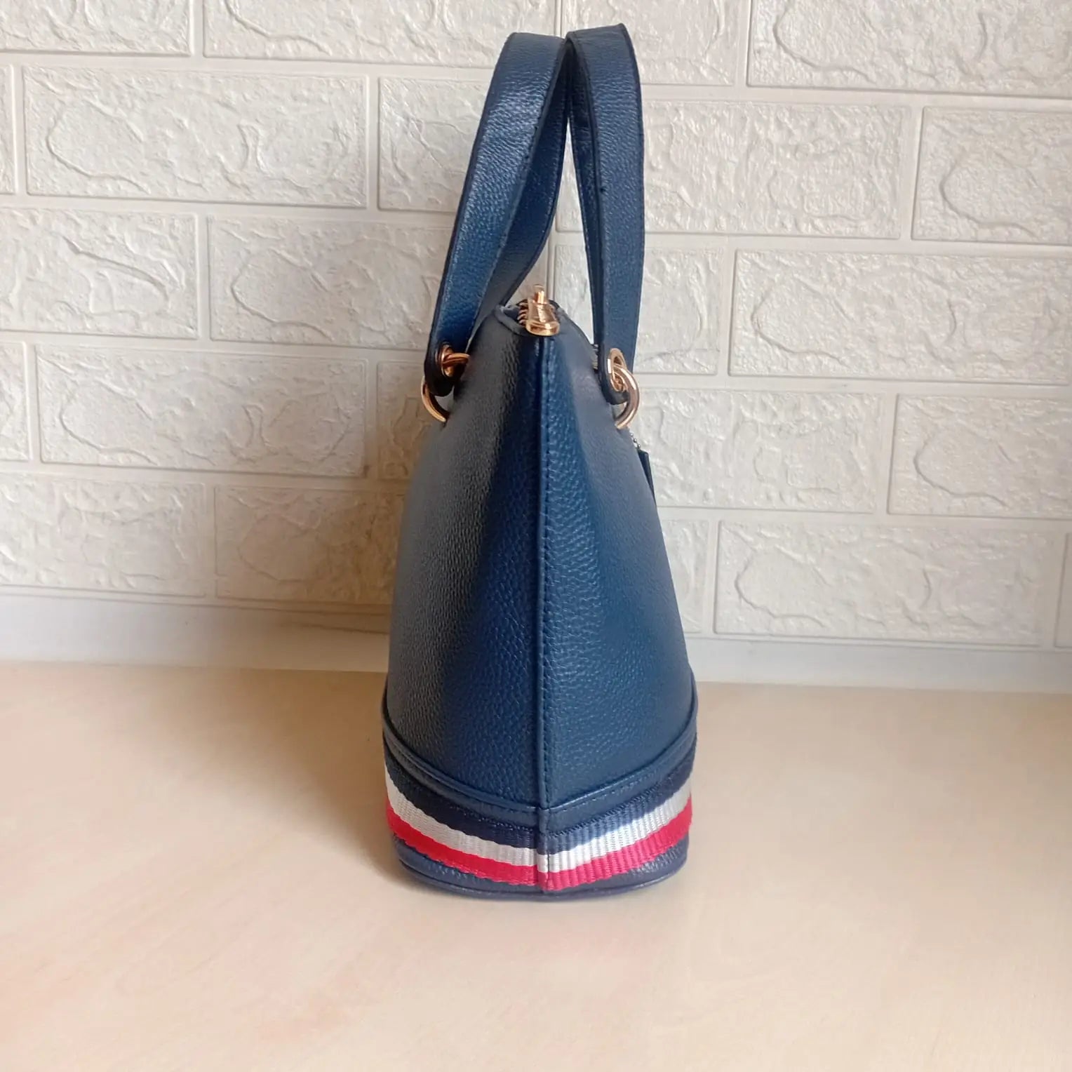Tommy Hilfiger Handbag L- 16693 Medium