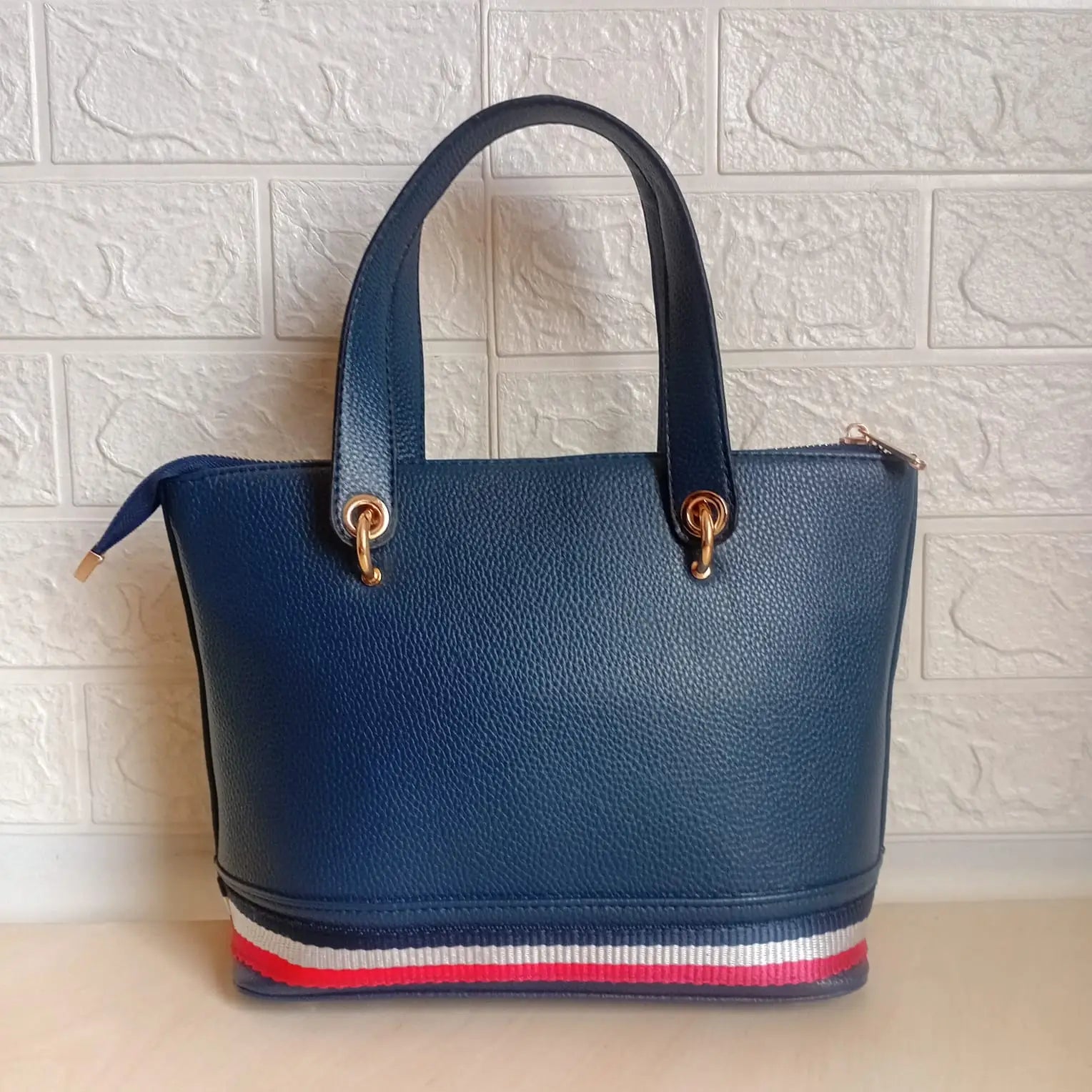 Tommy Hilfiger Handbag L- 16693 Medium