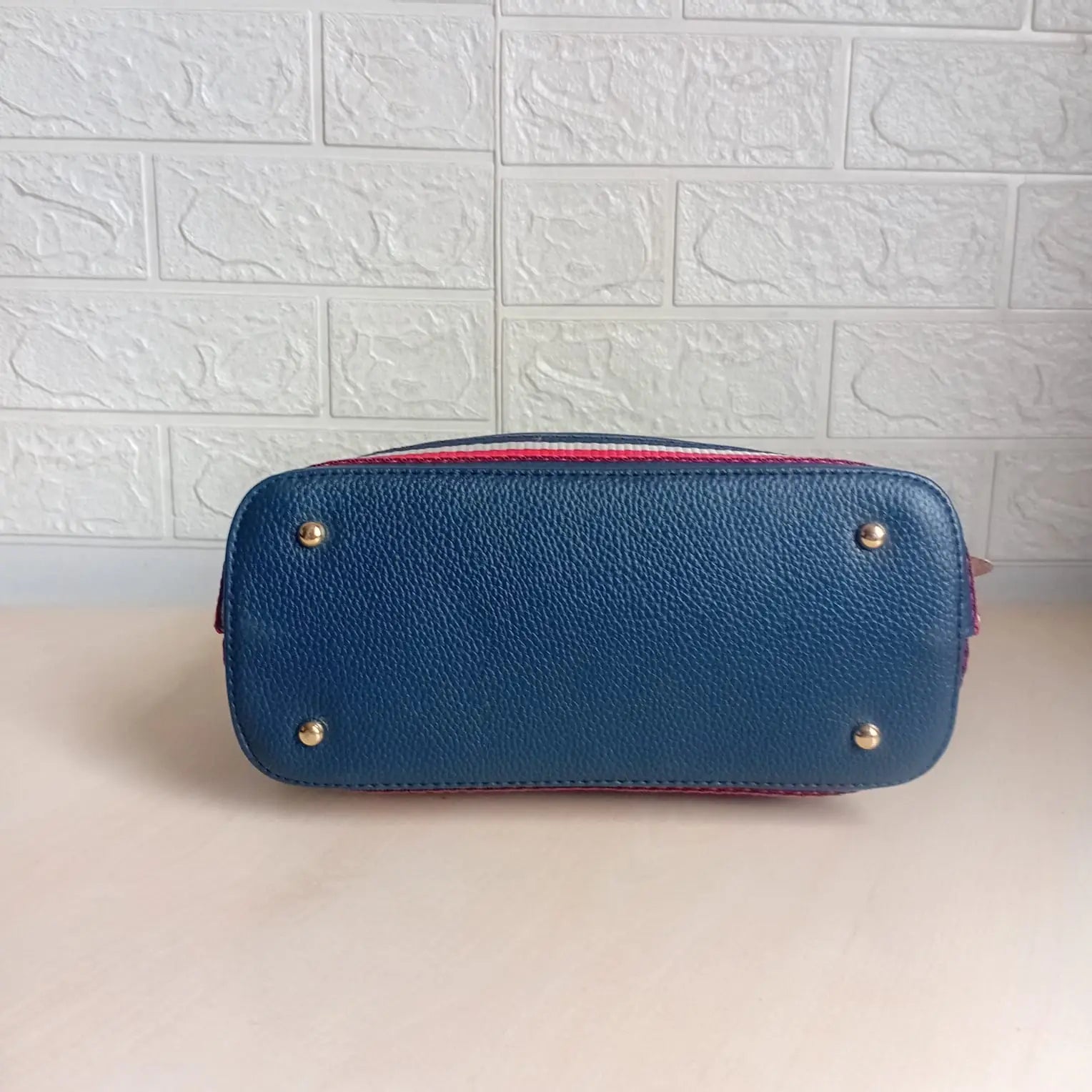 Tommy Hilfiger Handbag L- 16693 Medium