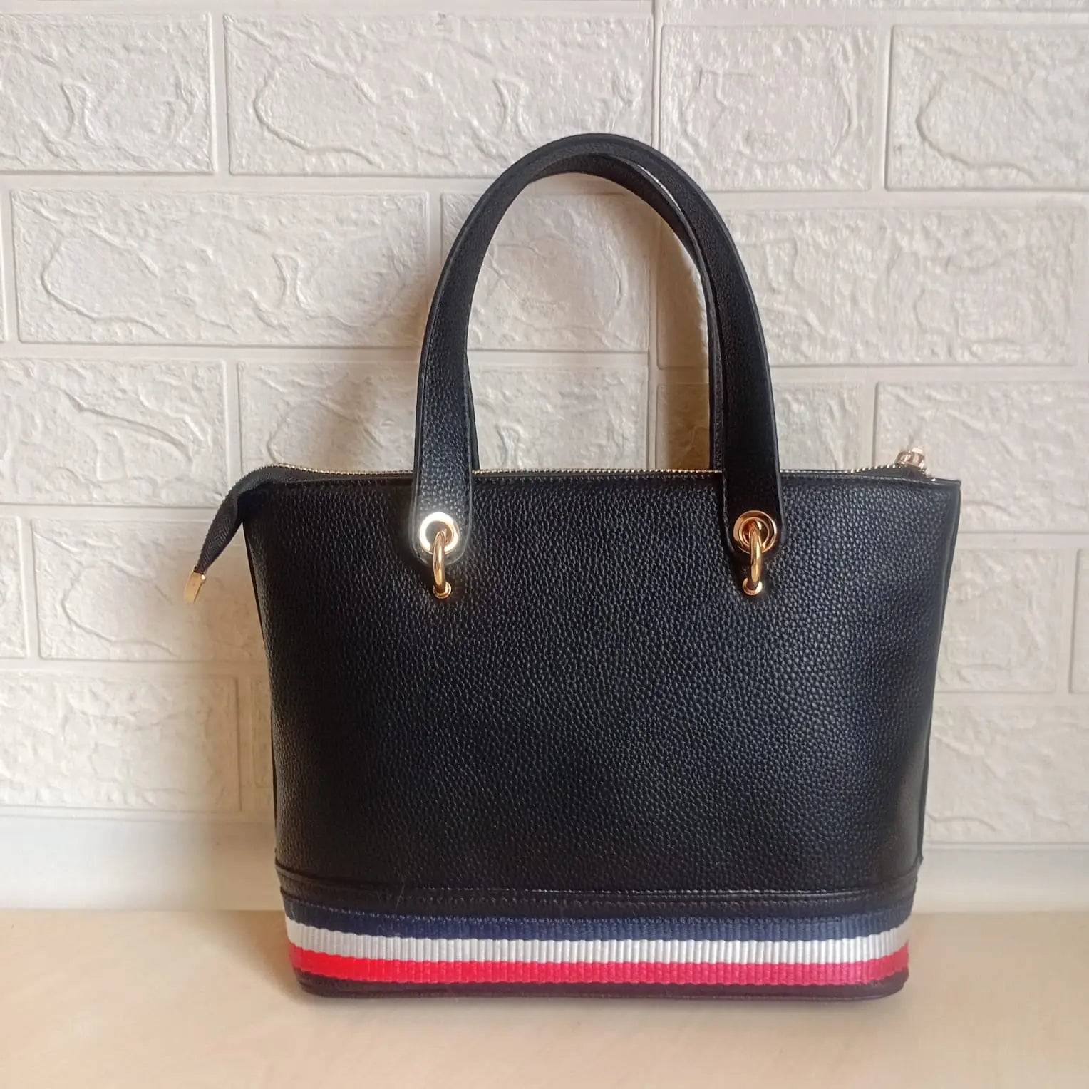 Tommy Hilfiger Handbag L- 16693 Medium