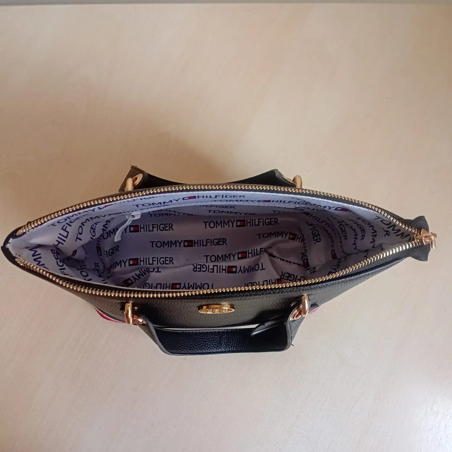 Tommy Hilfiger Handbag L- 16693 Medium