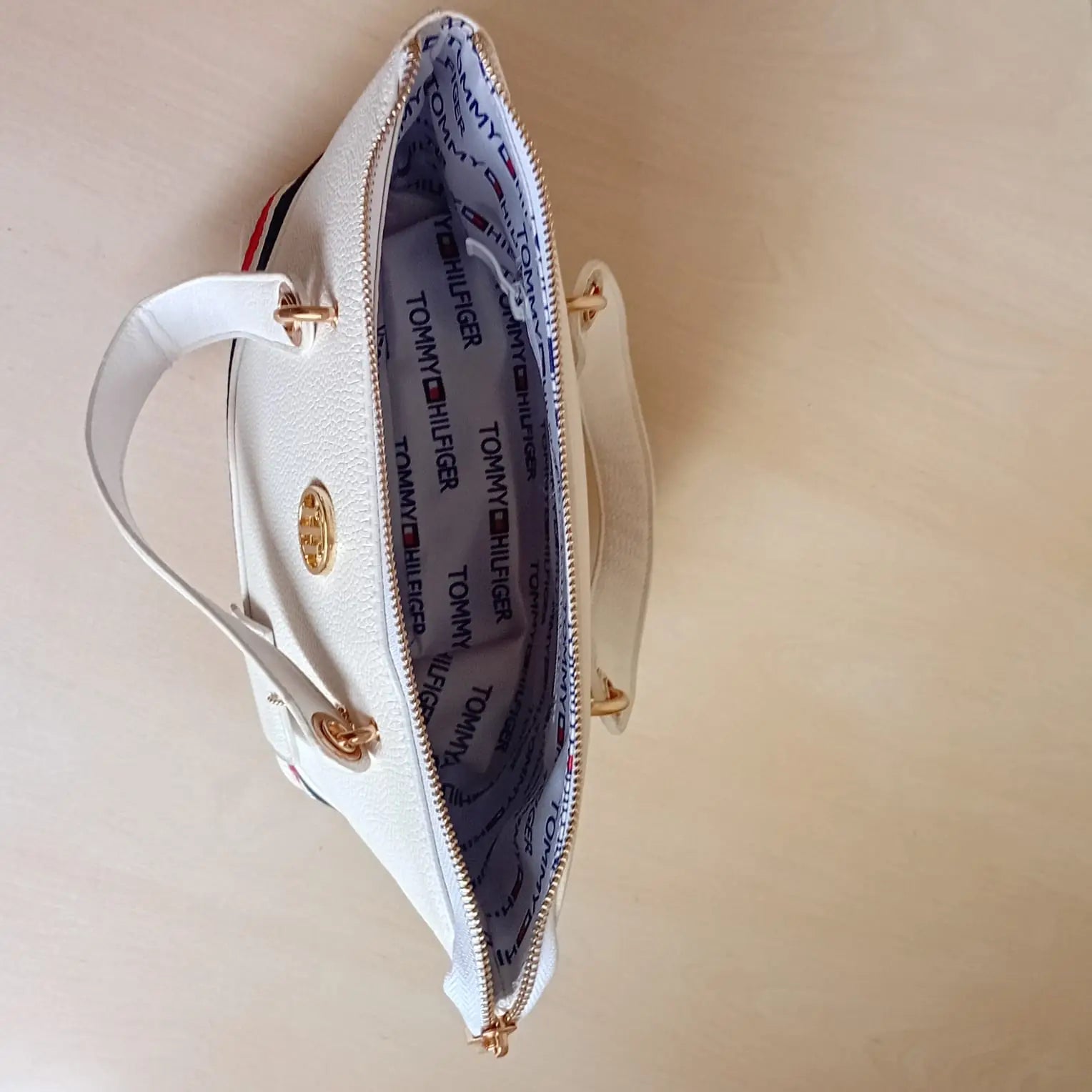 Tommy Hilfiger Handbag L- 16693 Medium