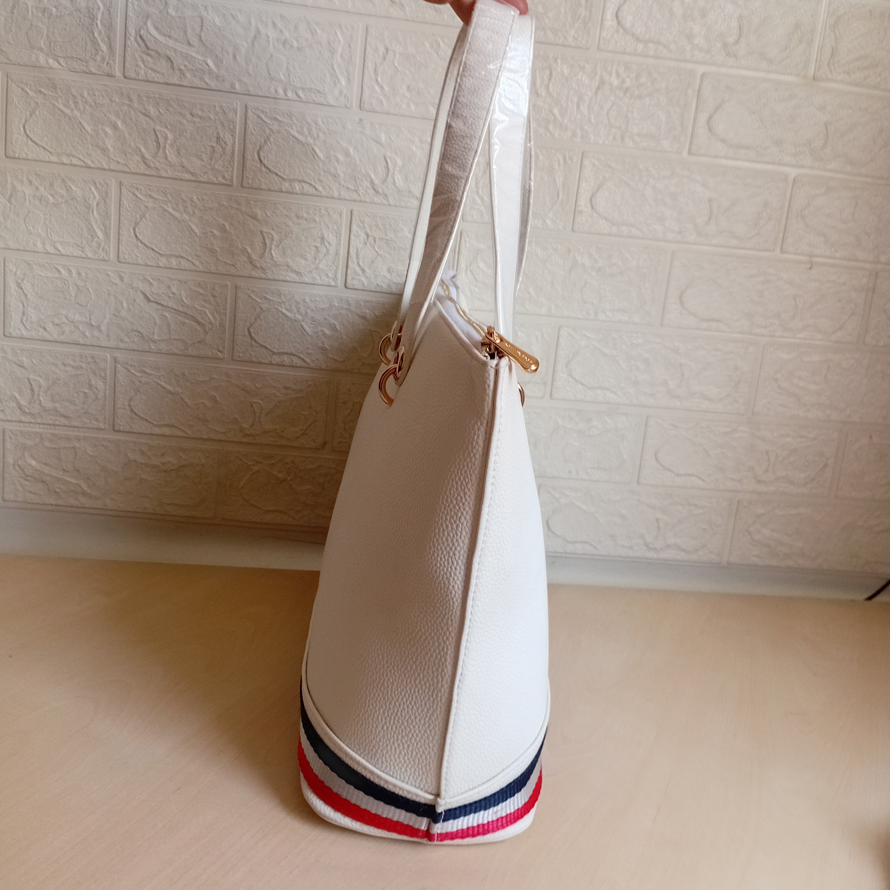 Tommy Hilfiger Handbag L- 16693