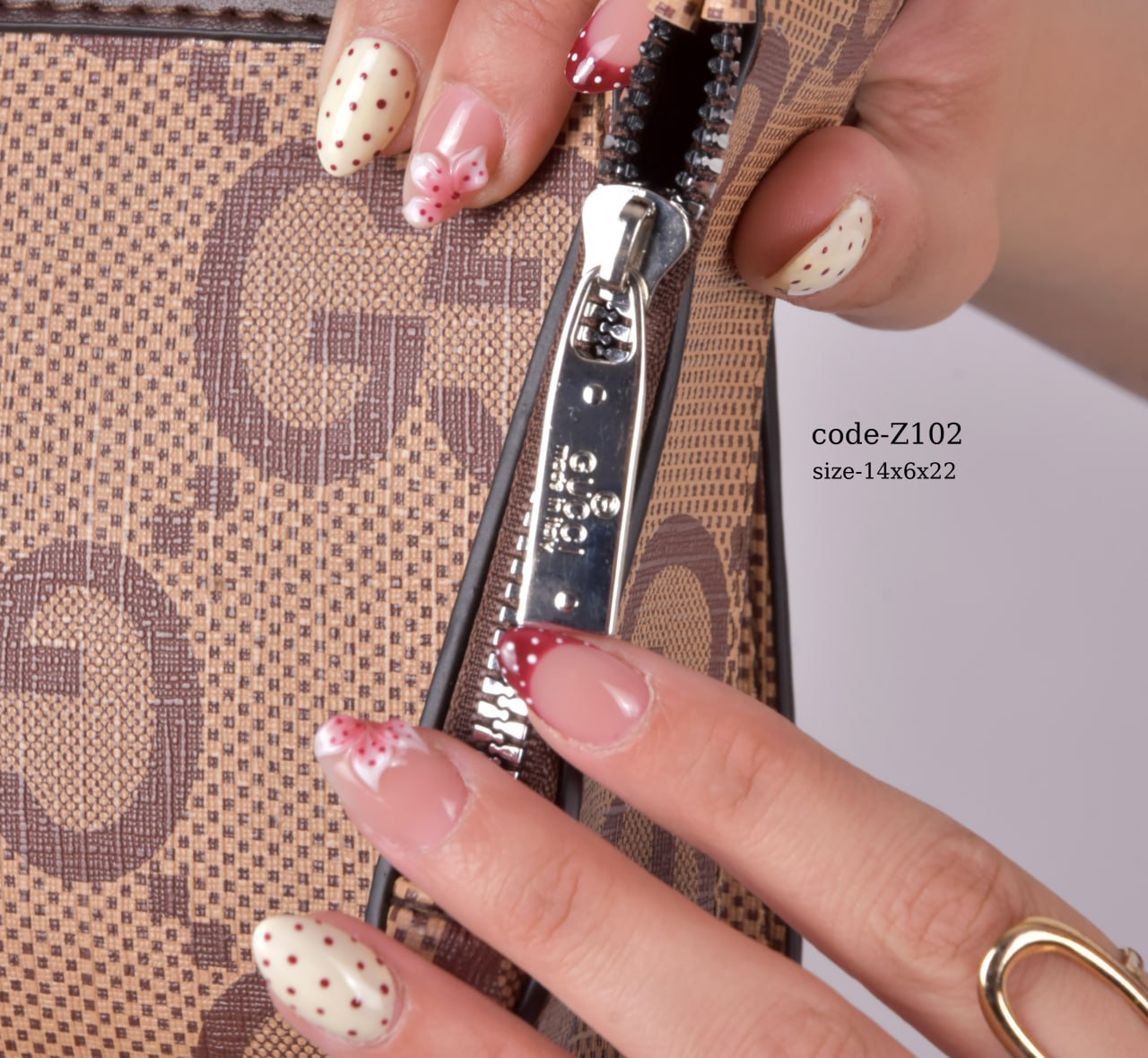 GUCCI Clutch F- Z102 With Box 🎁