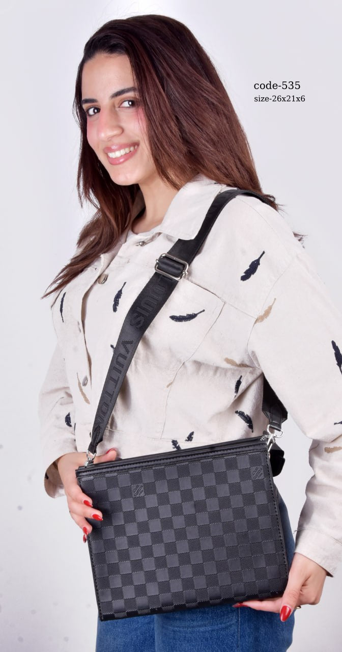 Louis Vuitton Clutch F- 535