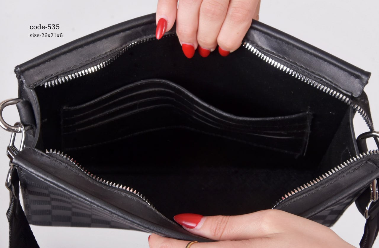 Louis Vuitton Clutch F- 535