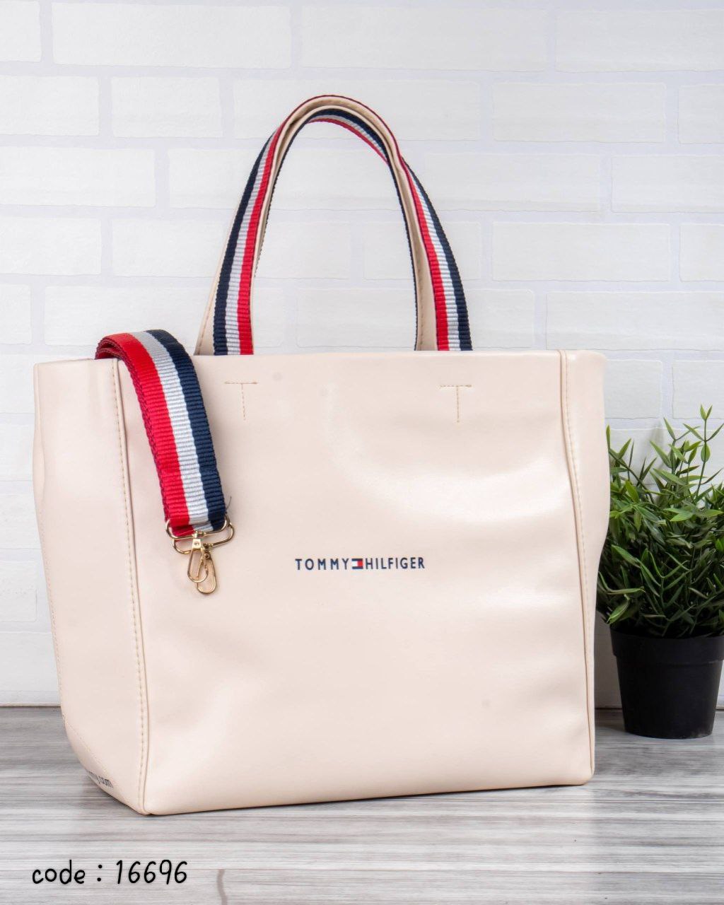 Tommy Hilfiger Handbag L- 16696